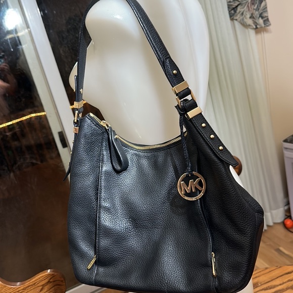 Michael kors shoulder bag. - Picture 4 of 11